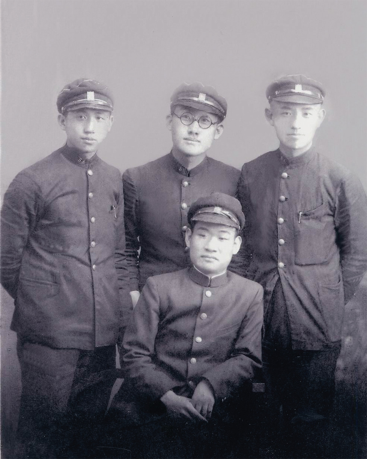 숭실학교 시절 동창들과 찍은 윤동주, 뒷줄 오른쪽