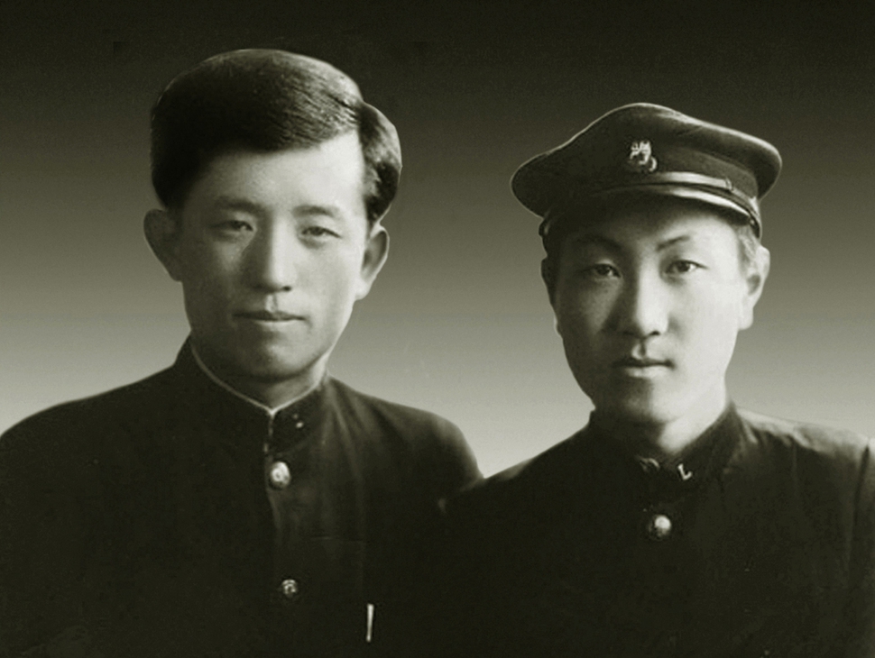 후배 정병욱과 나란히 앉은 윤동주, 왼쪽